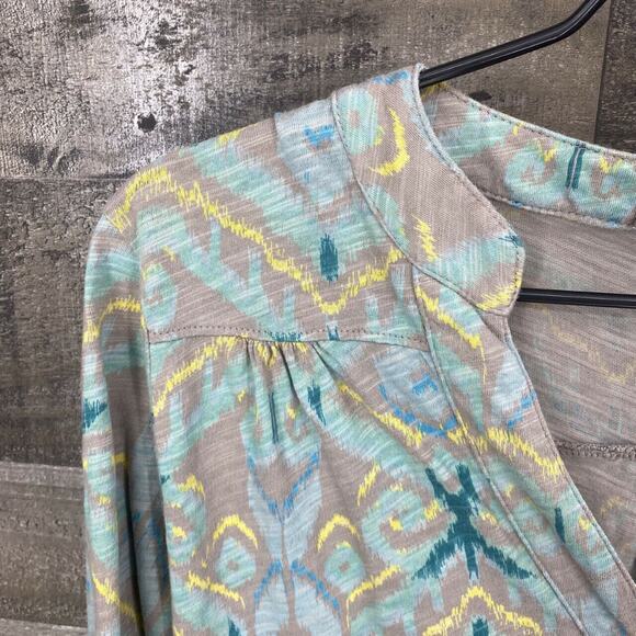 Fresh Produce Women's Ikat Pattern Roll Tab Sleeve Shirt Size XS V Neck Tan Teal - Picture 4 of 8